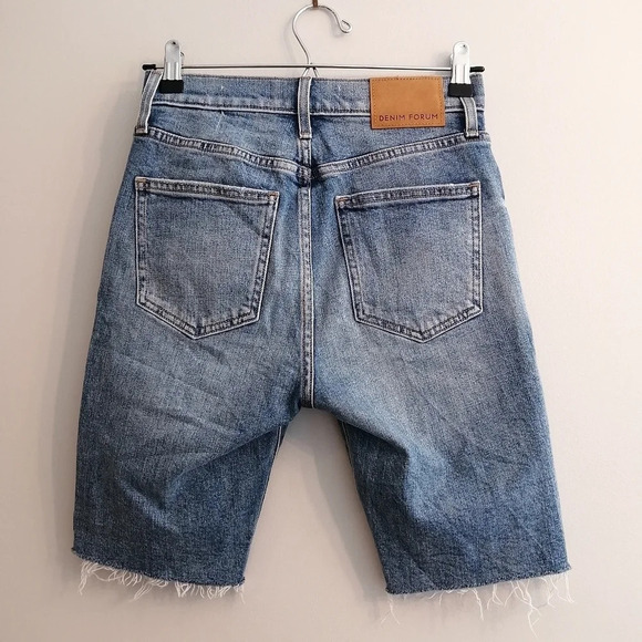 Aritzia Denim Forum The Yoko Bermuda Shorts Slim Mid Thigh with Raw Hem 25 - Picture 4 of 16